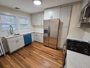 Building Photo - Large Duplex - Off-Street Parking - Centra...