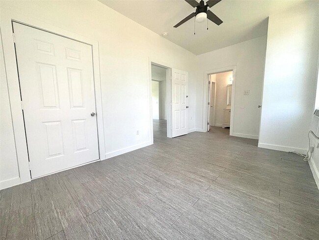 Building Photo - 2410 E 12th St