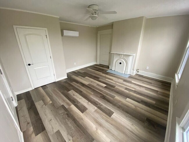 Building Photo - 2405 W Broadway