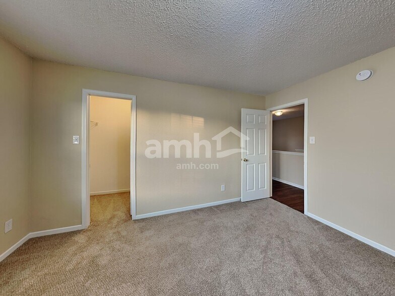 Building Photo - 13993 Meadow Lake Dr