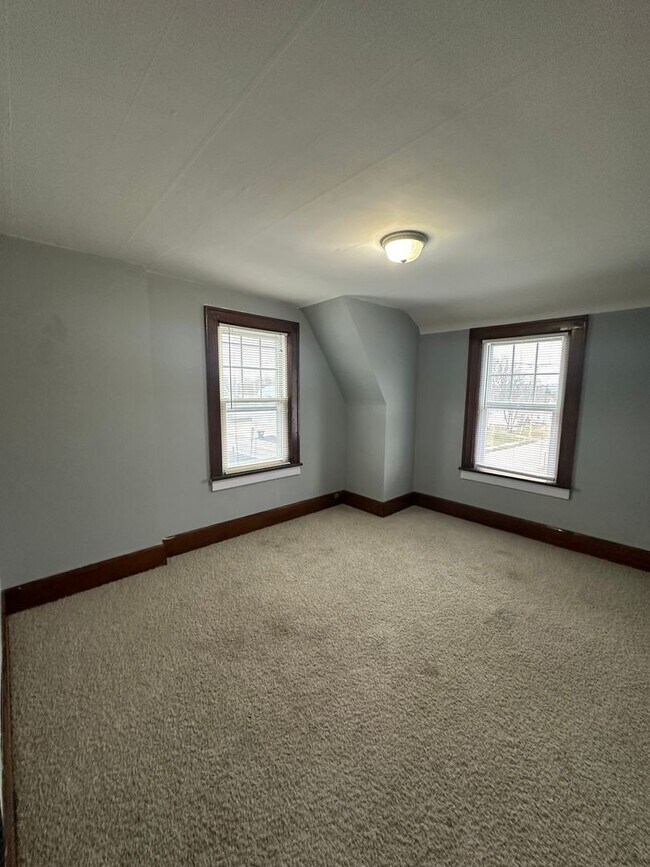 Building Photo - 848 E University St