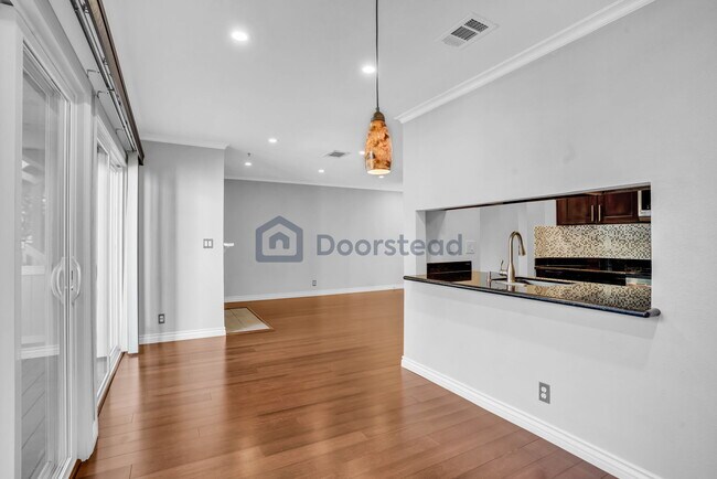 Primary Photo - 2709 Oak Road Unit E