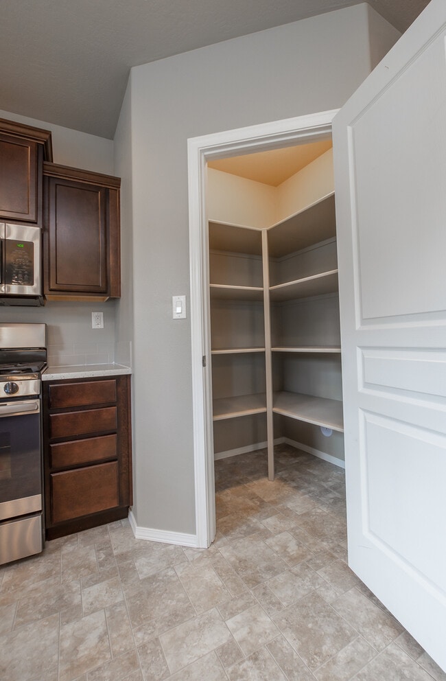 Building Photo - Beautiful 4 Bedroom 2.5 Bath River Run Home