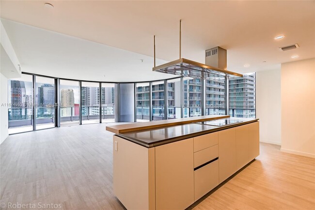 Kitchen - 1000 Brickell Plz