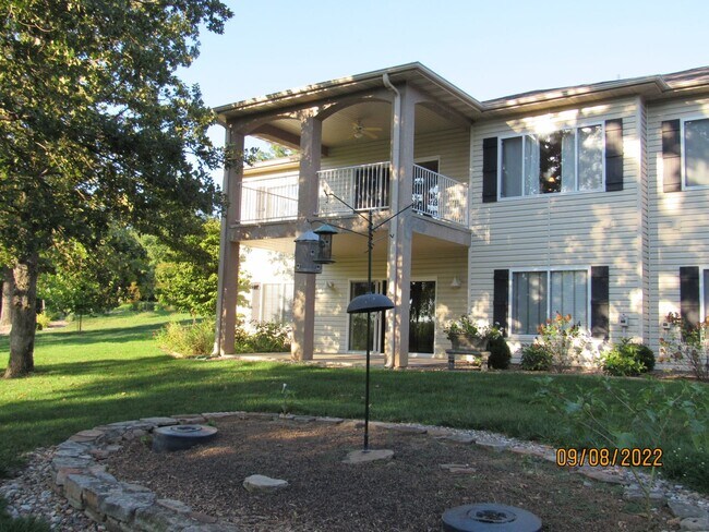 Building Photo - 4 bedroom duplex in Camdenton