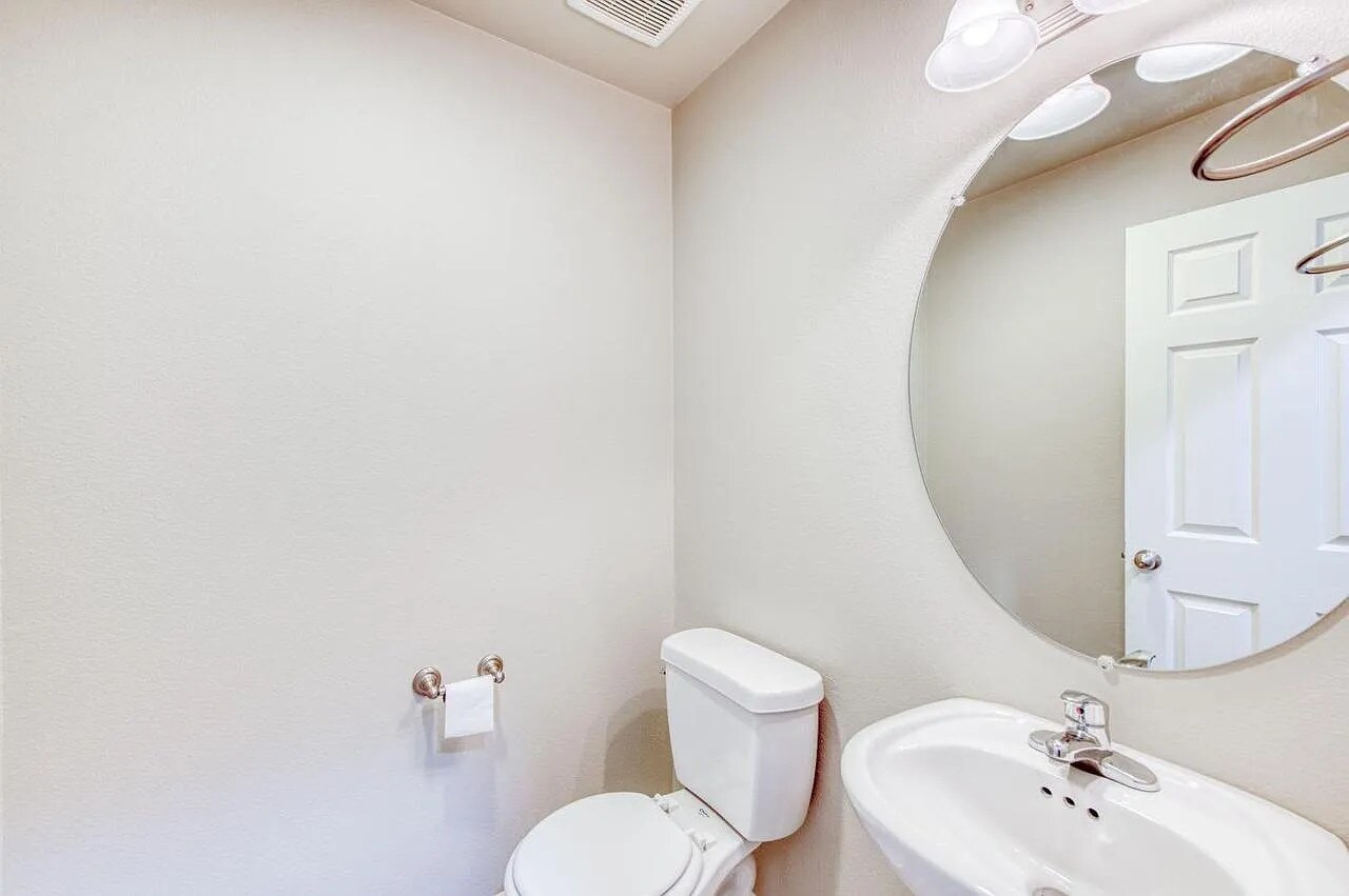 Building Photo - 1304 Royalty Way