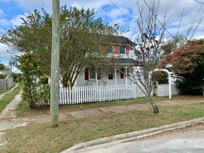 Building Photo - Charming 2 Bedroom with bonus room home in Historic Downtown Morehead City Walking District! Walk...