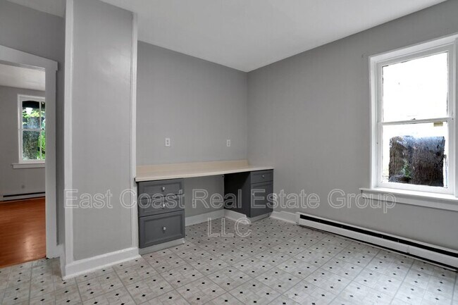 Building Photo - 113 N Centre St
