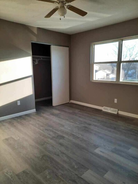 Building Photo - 1829 Lakeview Dr