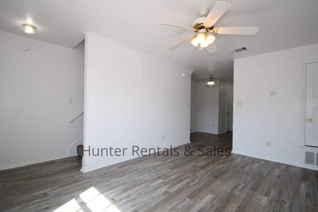 Building Photo - Summer Move In!!!