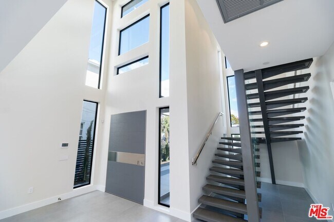 Building Photo - 159 S Bowling Green Way