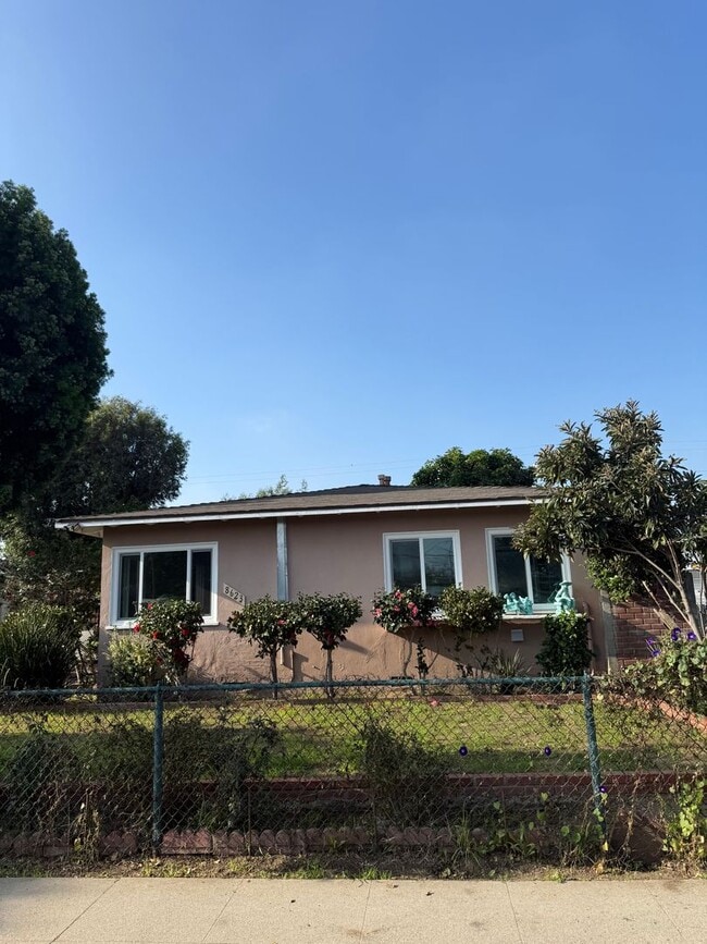 Building Photo - Move in ready Panorama City HOME.