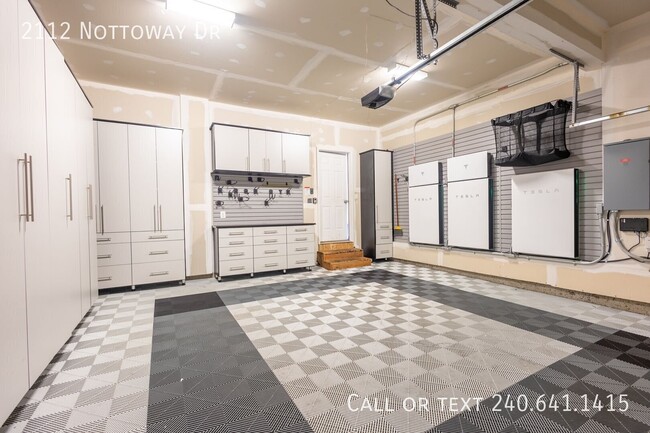 Building Photo - 2112 Nottoway Dr