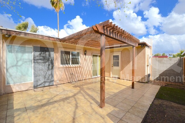 Building Photo - 2331 W Carson Dr