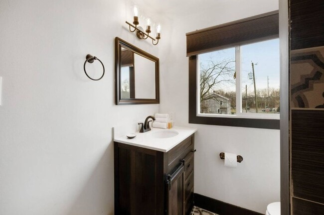 Building Photo - Beautifully Updated 3-Bedroom Home on a Co...