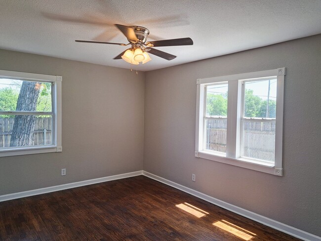 Building Photo - 4 bed / 2 bath / 2 car garage