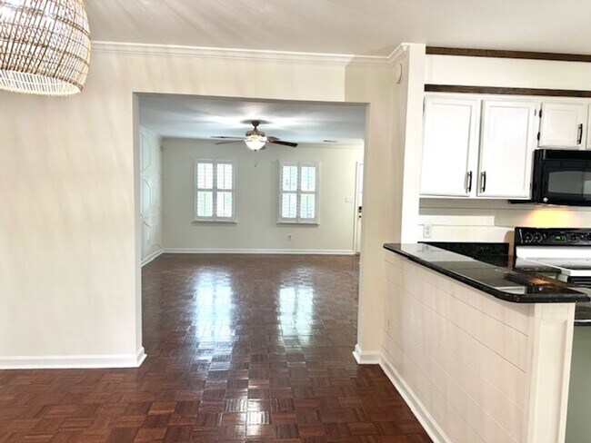 Building Photo - LIVE IN THE HEART OF FOREST ACRES