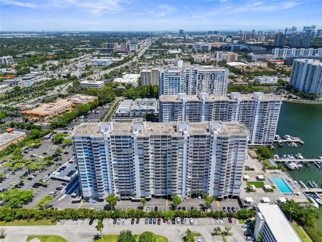 Building Photo - 18011 Biscayne Blvd