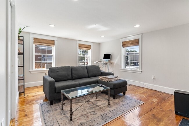 Building Photo - 8 Osborne St