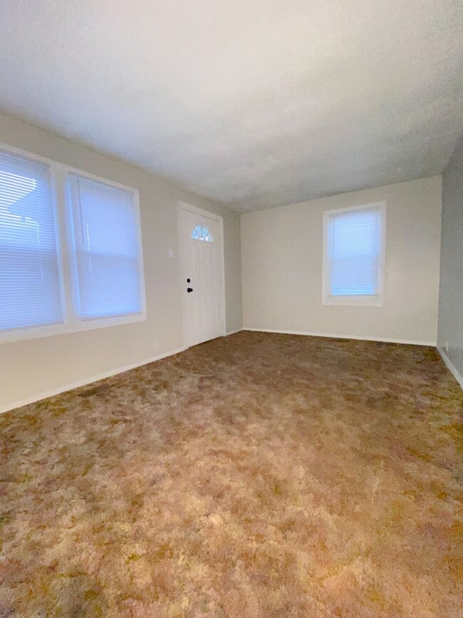 Building Photo - 2 Bedroom/1 Bathroom House For Rent