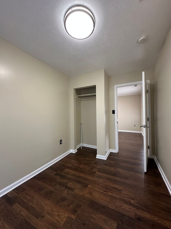 Building Photo - 717 Plantation Rd