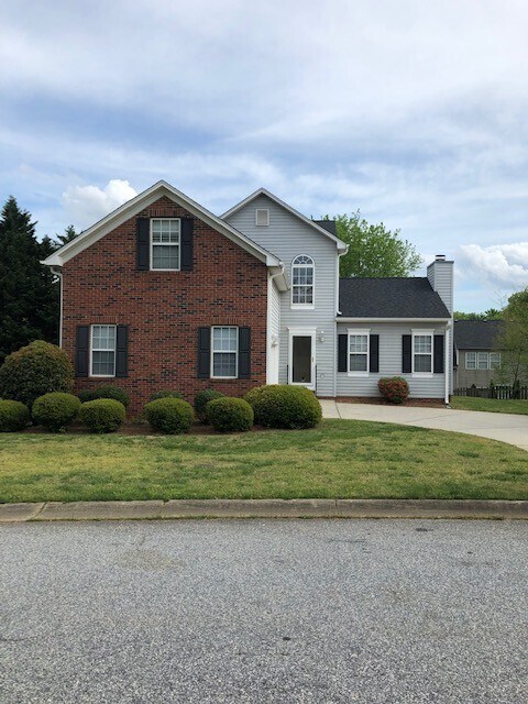 Building Photo - Simpsonville - 4 / 2.5, 2,100  SF
