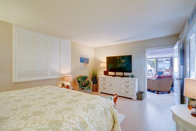 Building Photo - 5480 N Ocean Dr