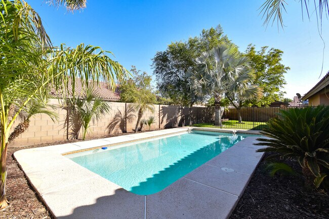 Building Photo - 8406 E Lorenzo Ln