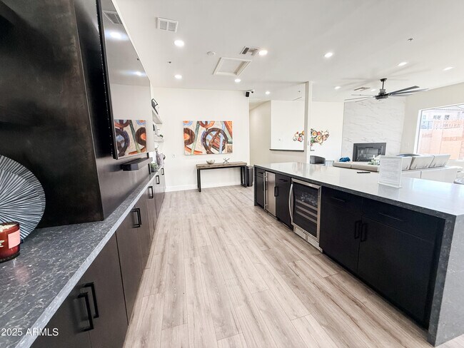 Building Photo - 920 E Devonshire Ave