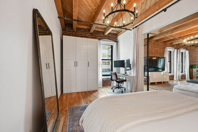 Building Photo - Luxurious Corner 2 BR/ 2 BA Franklin Loft ...