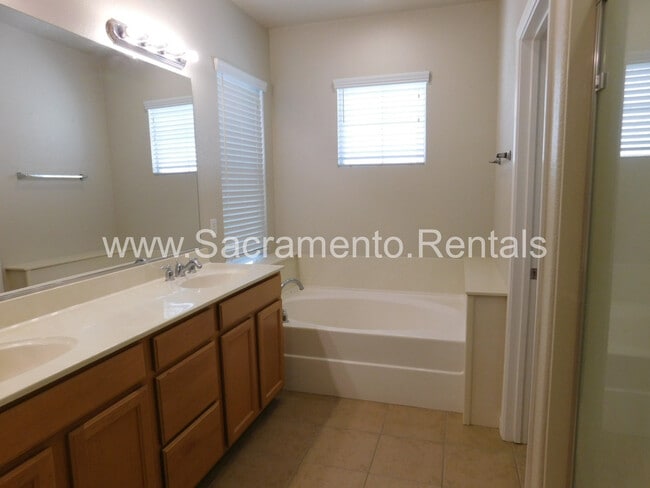 Building Photo - Wonderful 3 bd/2.5 ba Elk Grove Home with 2 Car Garage