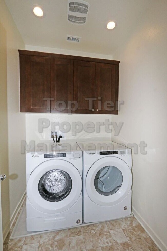 Building Photo - ***Charming 3 bed / 2.5 bath Townhome in O...