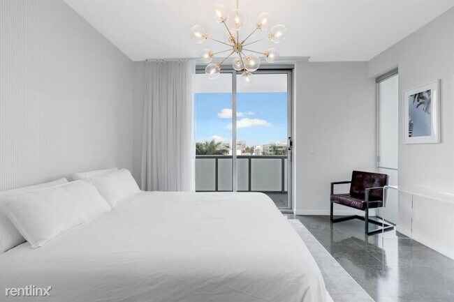 Building Photo - 220 21st St