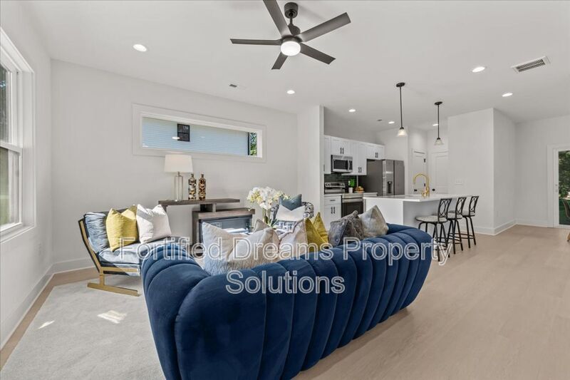 Building Photo - 210 S Carter St