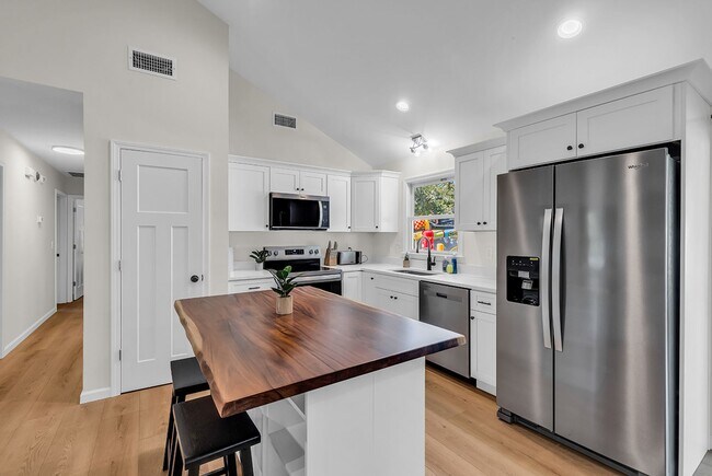 Building Photo - 2408 Causey Dr