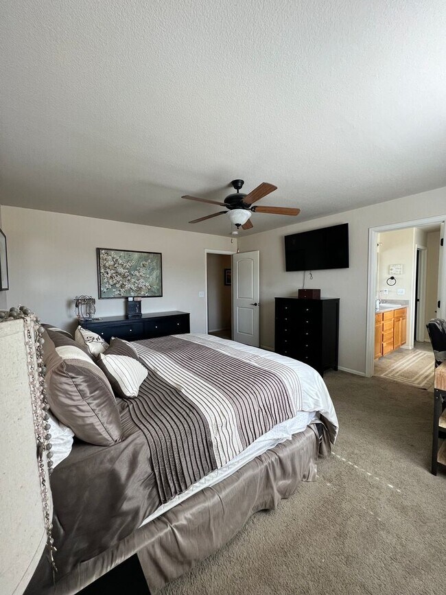 Building Photo - Gorgeous 3 bed/2.5 bath home with 3-CAR TA...