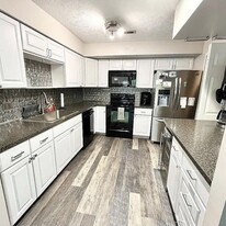 Building Photo - 1304 Cedarwood Dr