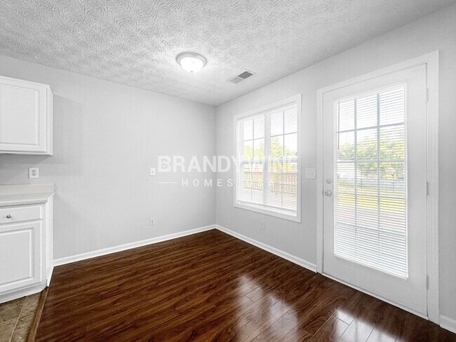 Building Photo - 2033 Lake Paradise Rd