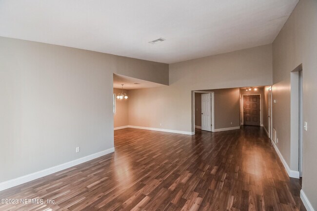 Building Photo - 10927 Horse Track Dr E