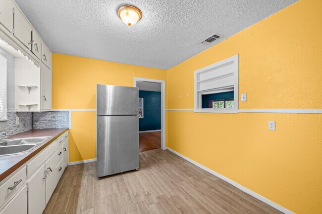 Building Photo - Vintage Home w/ Large Backyard, Minutes from TTU & Medical