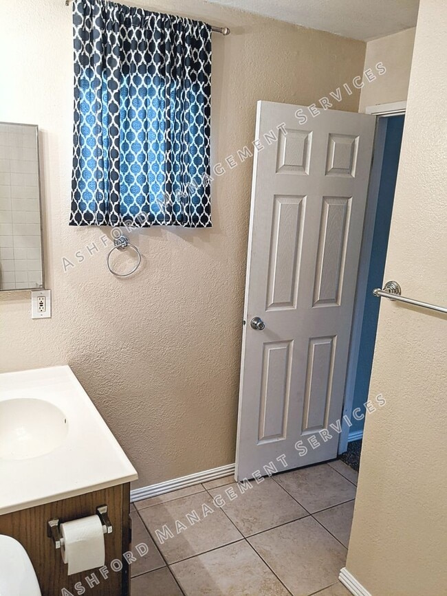 Building Photo - COMING SOON! 3 BEDROOM 3 BATH END UNIT TOW...