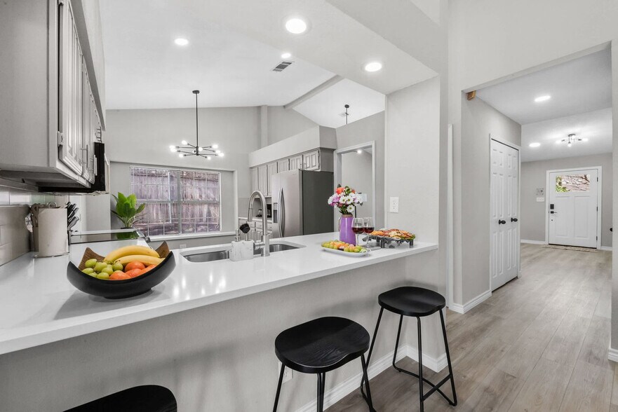 Building Photo - 1040 Eagle Dr