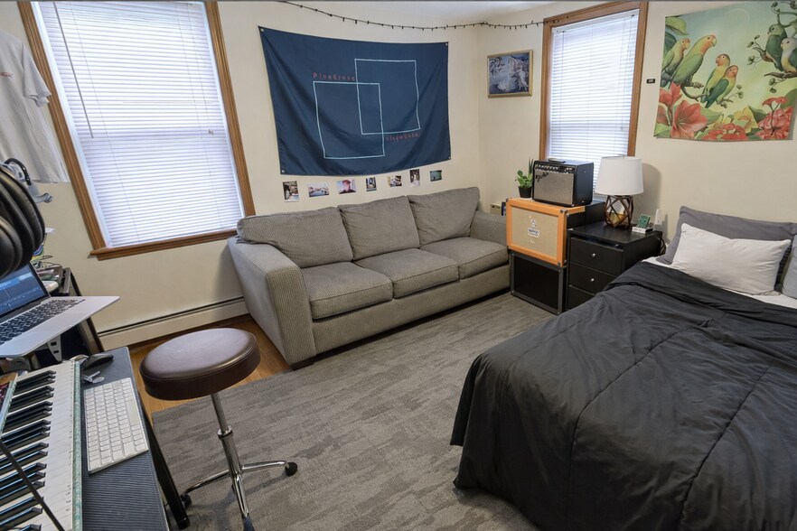 Building Photo - 585 Somerville Ave