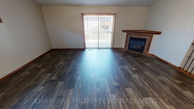 Building Photo - BEAUTIFUL 4 BD, 2 BA TOWNHOME WITH A FULLY EQUIPED KITCHEN, VAULTED CEILINGS, FIREPLACE, ATTACHED...
