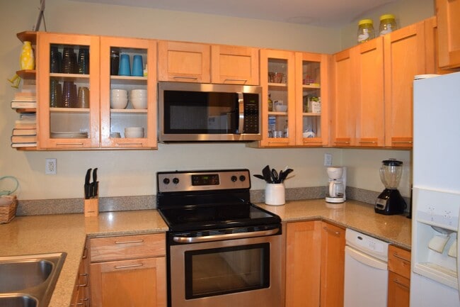 Building Photo - Hale Kanani  - 3bd. 2ba. Furnished Oceanfront Unit Available 4.1.2026 for 10 month lease.