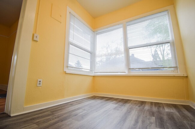 Building Photo - CLE-4637