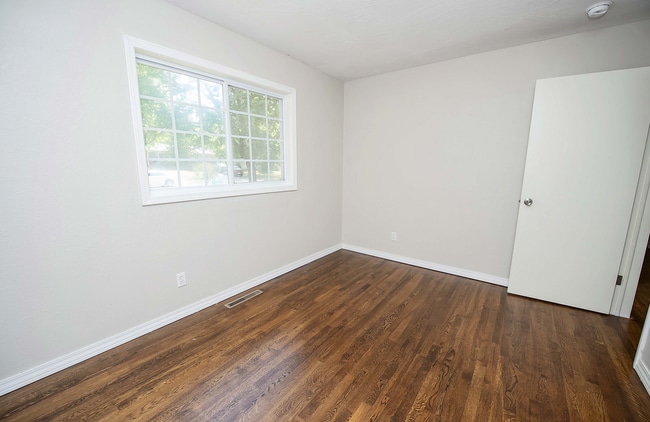 Building Photo - Privacy Fenced, 3 bed 3 bath in South Springfield (Ask about our special)