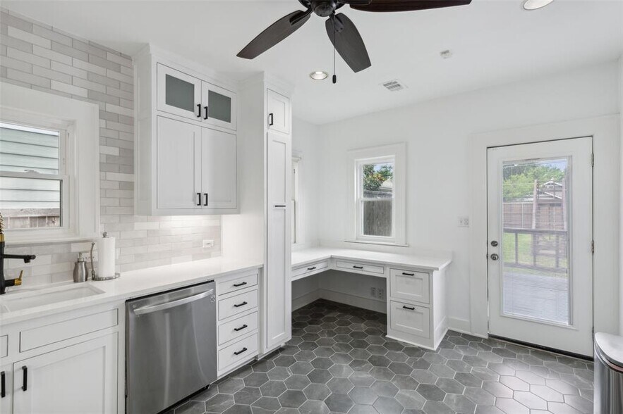 Building Photo - 5839 Goliad Ave