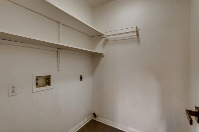 Building Photo - 107 Long Wood Ave