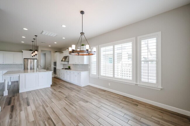 Building Photo - 1424 E Pedro Rd